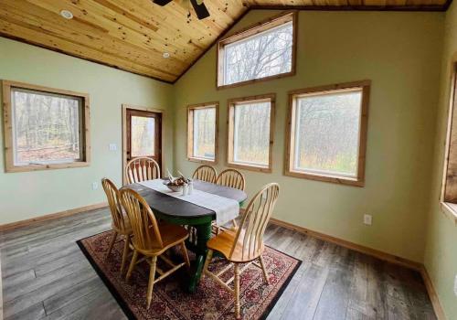 Two Crows Cabin in Lyndon Station, USA