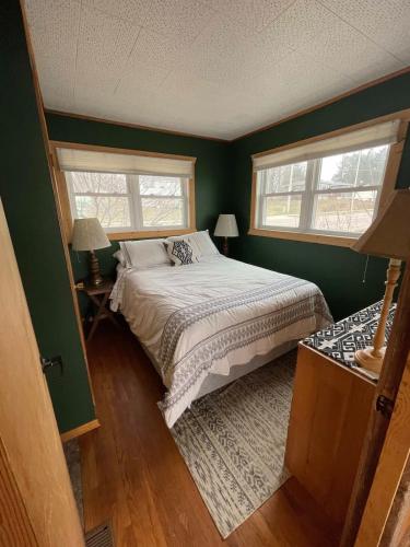 Waters Edge Cottage - image 9