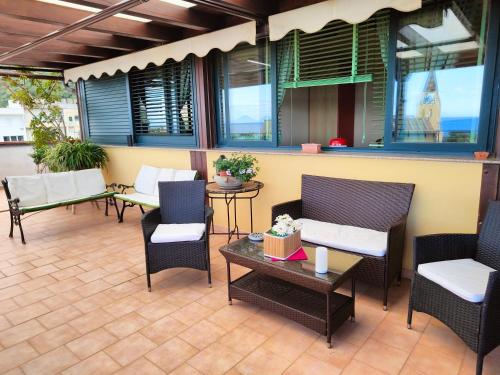  Appartamento del Mare Gliaca con vista Isole Eolie,ampia terrazza,wifi e parcheggio gratuito in Piraino