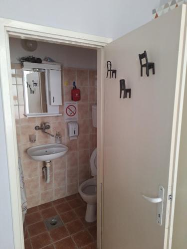 One-Bedroom Apartment image 6