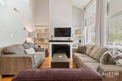 Pool and Rooftop Lounge 1BR 2BA Loft Condo Parking By Austin Vacay Pool and Rooftop Lounge 1BR 2BA Loft Condo Parking By Austin Vacay