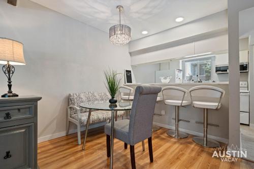 Pool and Rooftop Lounge 1BR 2BA Loft Condo Parking By Austin Vacay Pool and Rooftop Lounge 1BR 2BA Loft Condo Parking By Austin Vacay