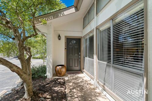 Pool and Rooftop Lounge 1BR 2BA Loft Condo Parking By Austin Vacay Pool and Rooftop Lounge 1BR 2BA Loft Condo Parking By Austin Vacay