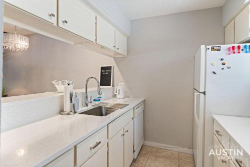 Pool and Rooftop Lounge 1BR 2BA Loft Condo Parking By Austin Vacay Pool and Rooftop Lounge 1BR 2BA Loft Condo Parking By Austin Vacay