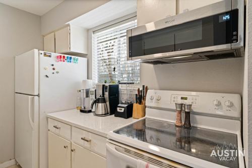 Pool and Rooftop Lounge 1BR 2BA Loft Condo Parking By Austin Vacay Pool and Rooftop Lounge 1BR 2BA Loft Condo Parking By Austin Vacay