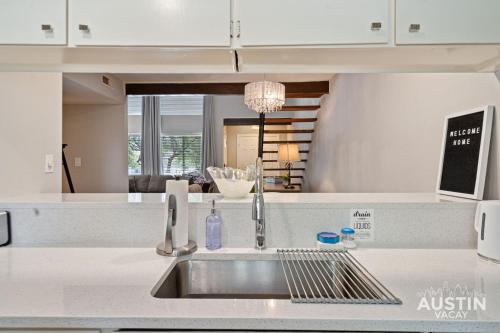 Pool and Rooftop Lounge 1BR 2BA Loft Condo Parking By Austin Vacay Pool and Rooftop Lounge 1BR 2BA Loft Condo Parking By Austin Vacay