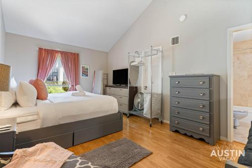 Pool and Rooftop Lounge 1BR 2BA Loft Condo Parking By Austin Vacay Pool and Rooftop Lounge 1BR 2BA Loft Condo Parking By Austin Vacay