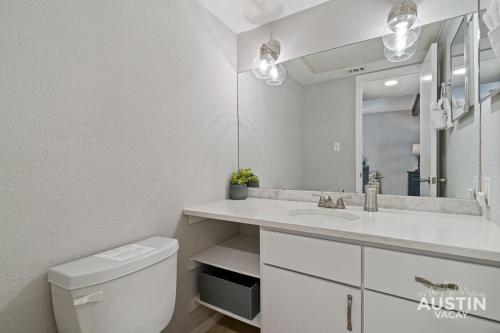 Pool and Rooftop Lounge 1BR 2BA Loft Condo Parking By Austin Vacay Pool and Rooftop Lounge 1BR 2BA Loft Condo Parking By Austin Vacay