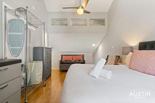 Pool and Rooftop Lounge 1BR 2BA Loft Condo Parking By Austin Vacay Pool and Rooftop Lounge 1BR 2BA Loft Condo Parking By Austin Vacay