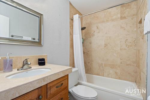 Pool and Rooftop Lounge 1BR 2BA Loft Condo Parking By Austin Vacay Pool and Rooftop Lounge 1BR 2BA Loft Condo Parking By Austin Vacay