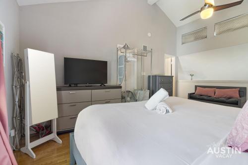 Pool and Rooftop Lounge 1BR 2BA Loft Condo Parking By Austin Vacay Pool and Rooftop Lounge 1BR 2BA Loft Condo Parking By Austin Vacay