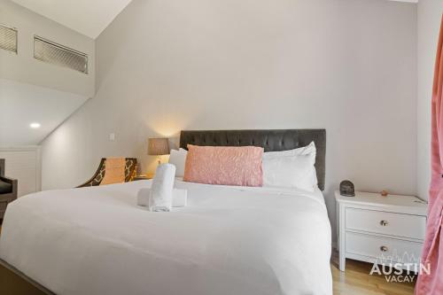 Pool and Rooftop Lounge 1BR 2BA Loft Condo Parking By Austin Vacay Pool and Rooftop Lounge 1BR 2BA Loft Condo Parking By Austin Vacay