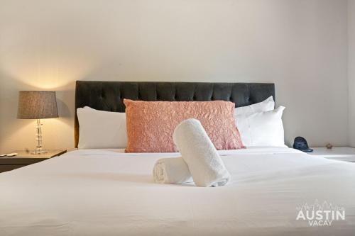 Pool and Rooftop Lounge 1BR 2BA Loft Condo Parking By Austin Vacay Pool and Rooftop Lounge 1BR 2BA Loft Condo Parking By Austin Vacay