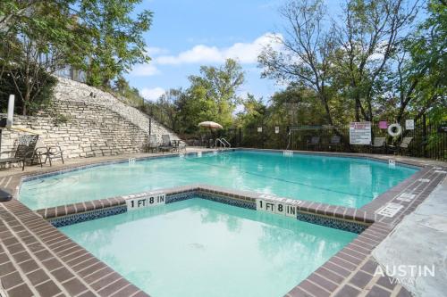 Pool and Rooftop Lounge 1BR 2BA Loft Condo Parking By Austin Vacay Pool and Rooftop Lounge 1BR 2BA Loft Condo Parking By Austin Vacay