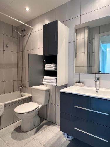 2 bedrooms, 4 beds