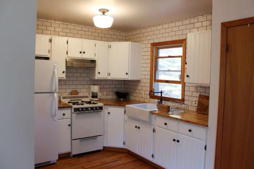 Bellwood Cottage 8-14min to all Roxbury Wed Venues - image 3