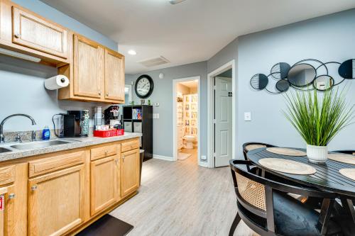 9 Mi to Charlotte Motor Speedway Apt with Deck!