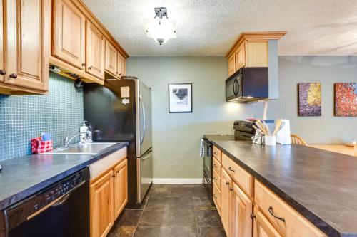Silverthorne Condo with Lake Views 10 Mi to Skiing! in Silverthorne, USA