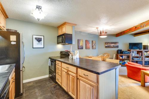 Silverthorne Condo with Lake Views 10 Mi to Skiing! in Silverthorne, USA