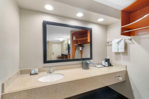 Best Western Oxnard Inn - image 10