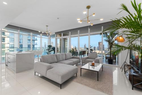 Full Sea View & Dubai Skyline - 4BR LUX Beachfront, Dubai