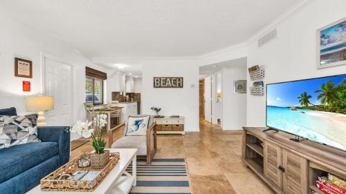 Juno Beach Seaside Escape Steps from the Ocean! in จูโน บีช (FL)