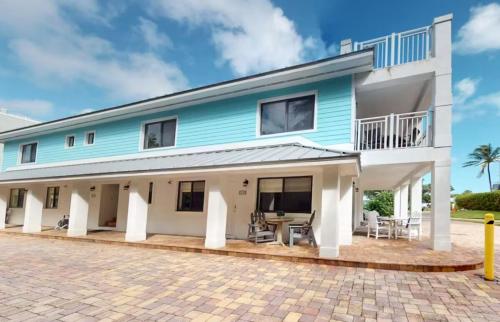 Juno Beach Seaside Escape Steps from the Ocean! in จูโน บีช (FL)