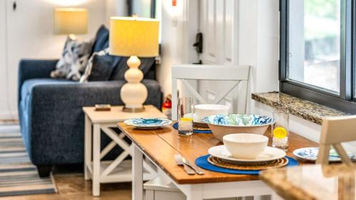 Juno Beach Seaside Escape Steps from the Ocean! in จูโน บีช (FL)