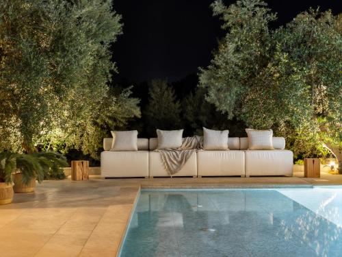 The White Luxury Villa - Private Seaview Villa with Pool by Villa Mana Gers – khách sạn tại Vasilikos