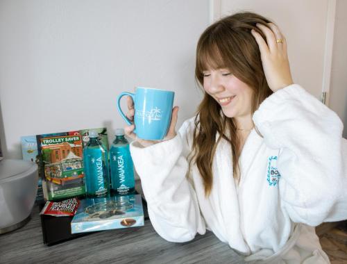Ocean Sands Beach Boutique Inn-1 Acre Private Beach-St Augustine Historic-2 Miles-Shuttle with Downtown Tour-HEATED Salt Water Pool until 4AM-Popcorn-Cookies-New 4k USD Black Beds-35 Item Breakfast-Eggs-Bacon-Starbucks-Free Guest Laundry-Ph#904-799-SAND in St. Augustine, USA