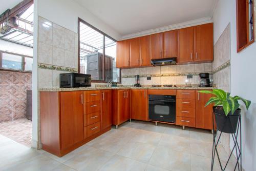 Great family home near the stadium and beautiful neighborhood, Medellín (fotografie 10)