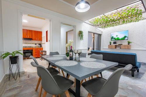 Great family home near the stadium and beautiful neighborhood, Medellín (fotografie 3)