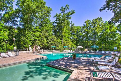 Gatlinburg Vacation Rental Balcony with Hot Tub! in Gatlinburg, USA