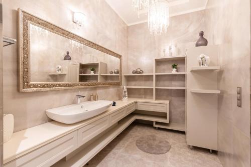 Basilica view three bedrooms prime apartment with free parking - image 2