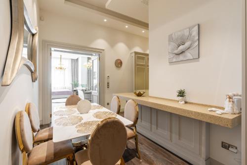 Basilica view three bedrooms prime apartment with free parking - image 3