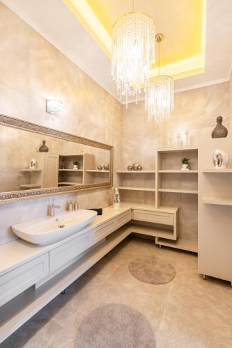 Basilica view three bedrooms prime apartment with free parking - image 2