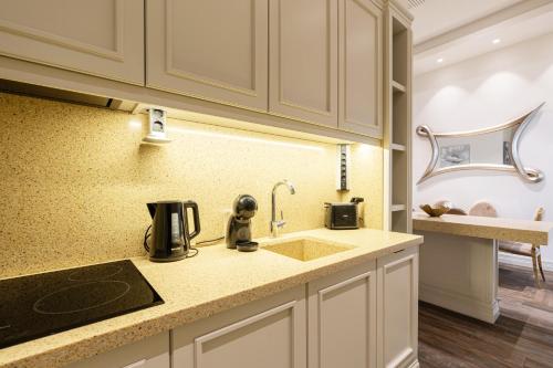 Basilica view three bedrooms prime apartment with free parking - image 4