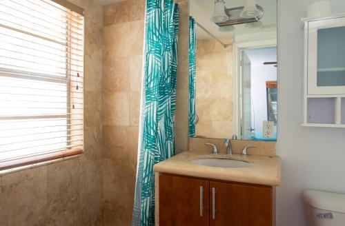 South Beach Poolside Apartment - image 9