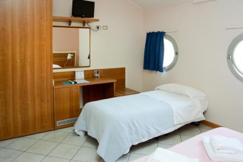 3 twin beds