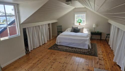 Summer cottage at seafront with private jetty in Oskarshamn