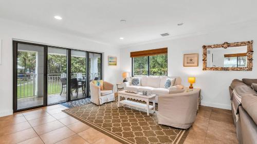 Designer Beachside Serenity Steps to the Beach! in Juno Beach (Florida)