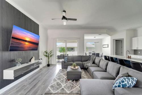 Modern luxe getaway for families near Siesta Key in Osprey (Florida)