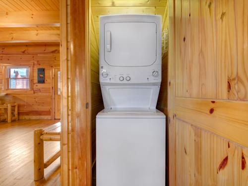 Moonlight Lodge 8 Bedrooms Hot Tub Wi-Fi Pool Sleeps 40 - image 30