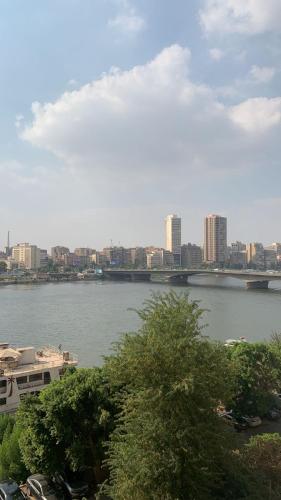 شقه بشارع عبد العزيز ال سعود