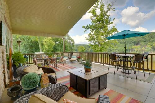 Riverfront Mountain Home quarter Mi to Boat Launch in Norfork, USA