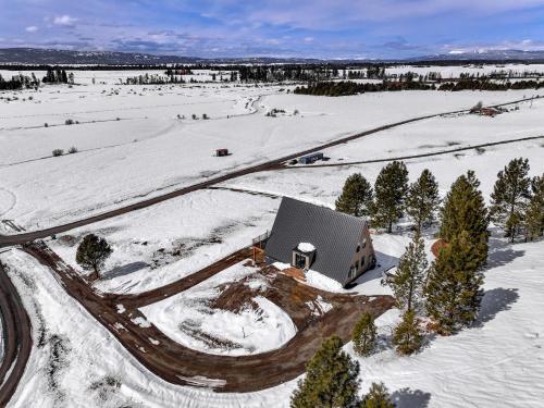Peak-A-View - Beautiful pet friendly A-frame on 2 acres w/ panoramic views and trailer parking