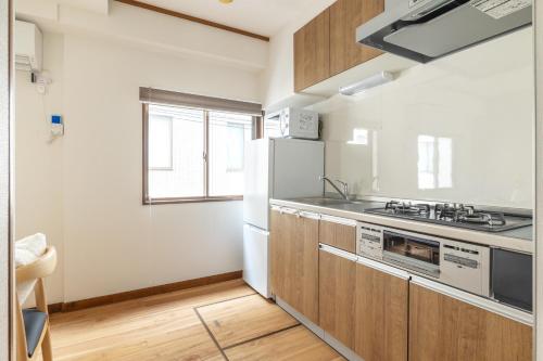 Home suite Home Ryogoku - Perfect for Families and Groups, Spacious 197m2 Home with 8 BR & 3 BA, Up to 15 ppl with Parking and 3 Stations