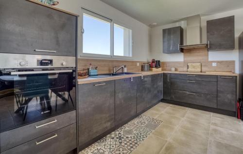 virtuve, Gorgeous Home In Semussac in Semussac