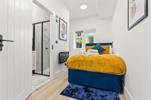 Modern Central London 4 Bed - Free Parking, Londyn