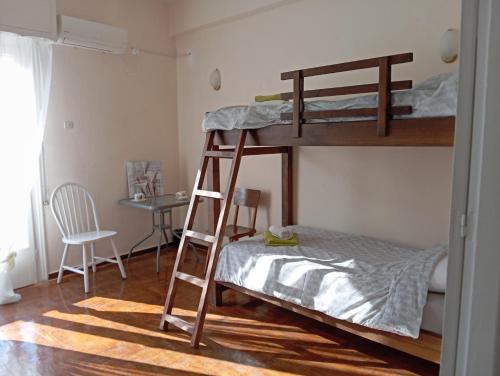 4 Single beds room 5' from metro, Atenas